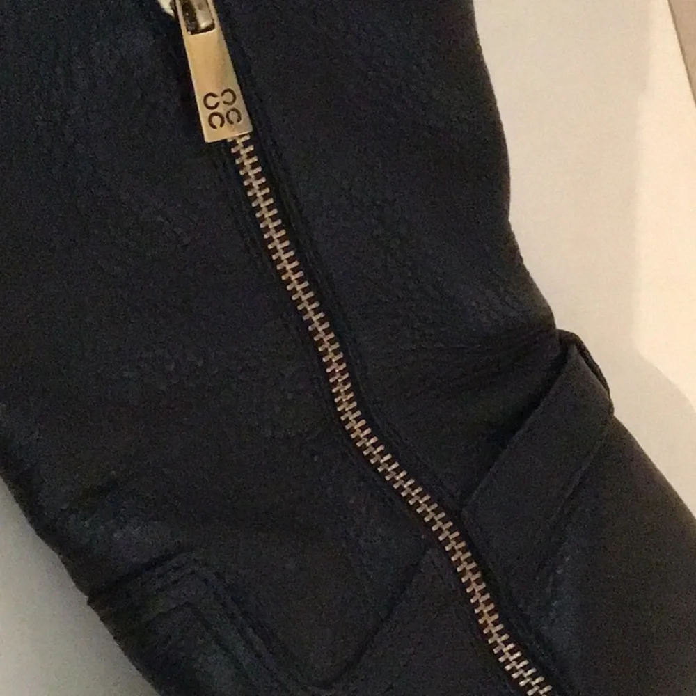 Boots - Picture 4 of 5
